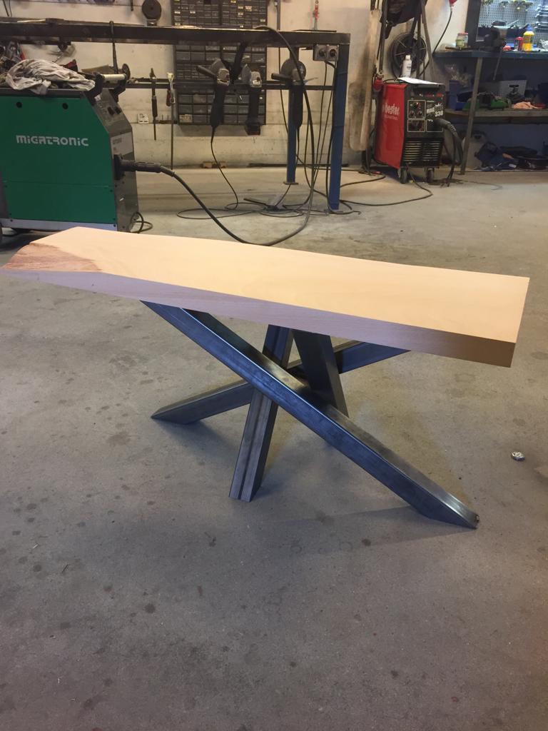 Stół z metalu i drewna