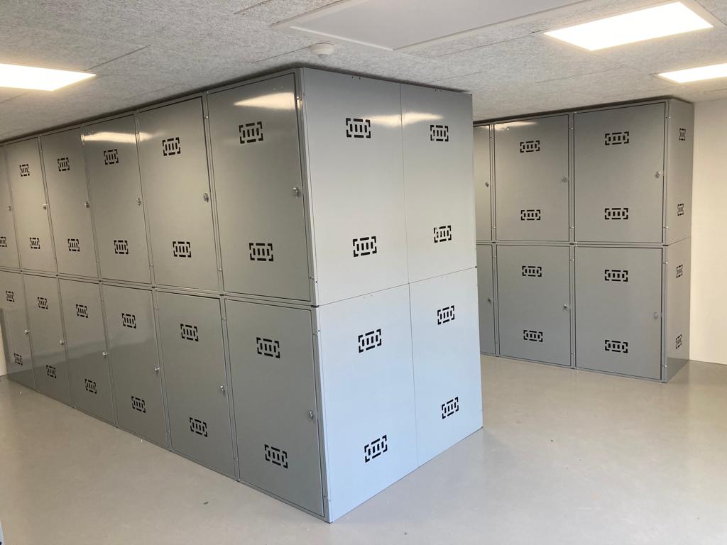 Szare szafki golfowe - szatnia