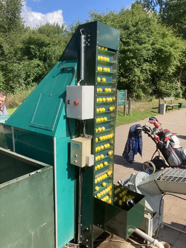 Winda z załadowanymi piłkami